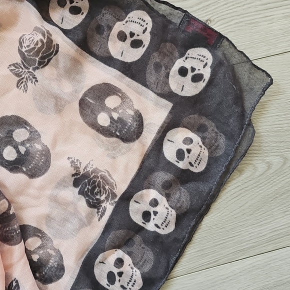 Miss Selfridge Skulls & Roses Grey & Pink Sheer Scarf 40x40" - Picture 2 of 7